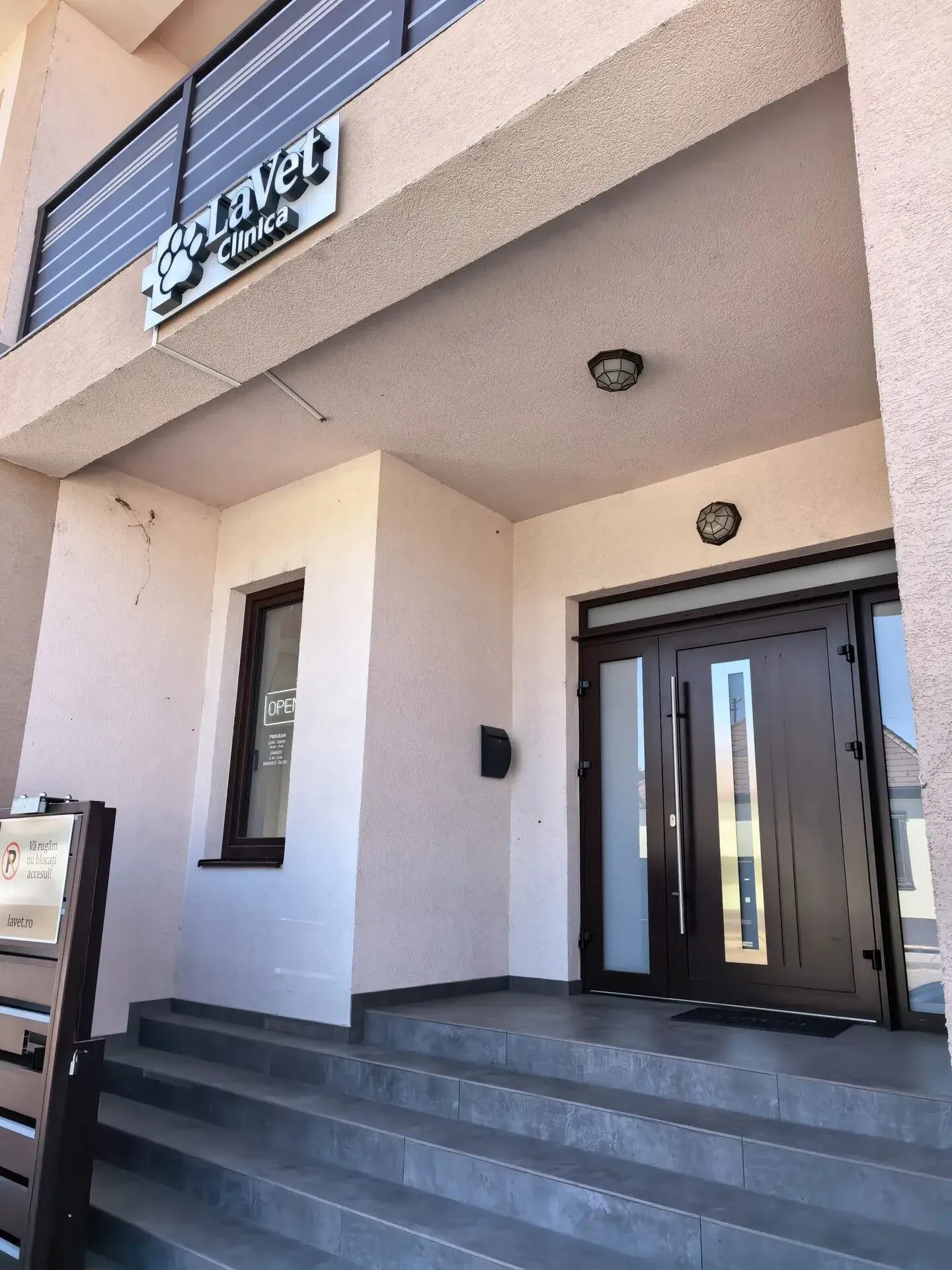 Intrarea în clinica LaVet Medical Sibiu