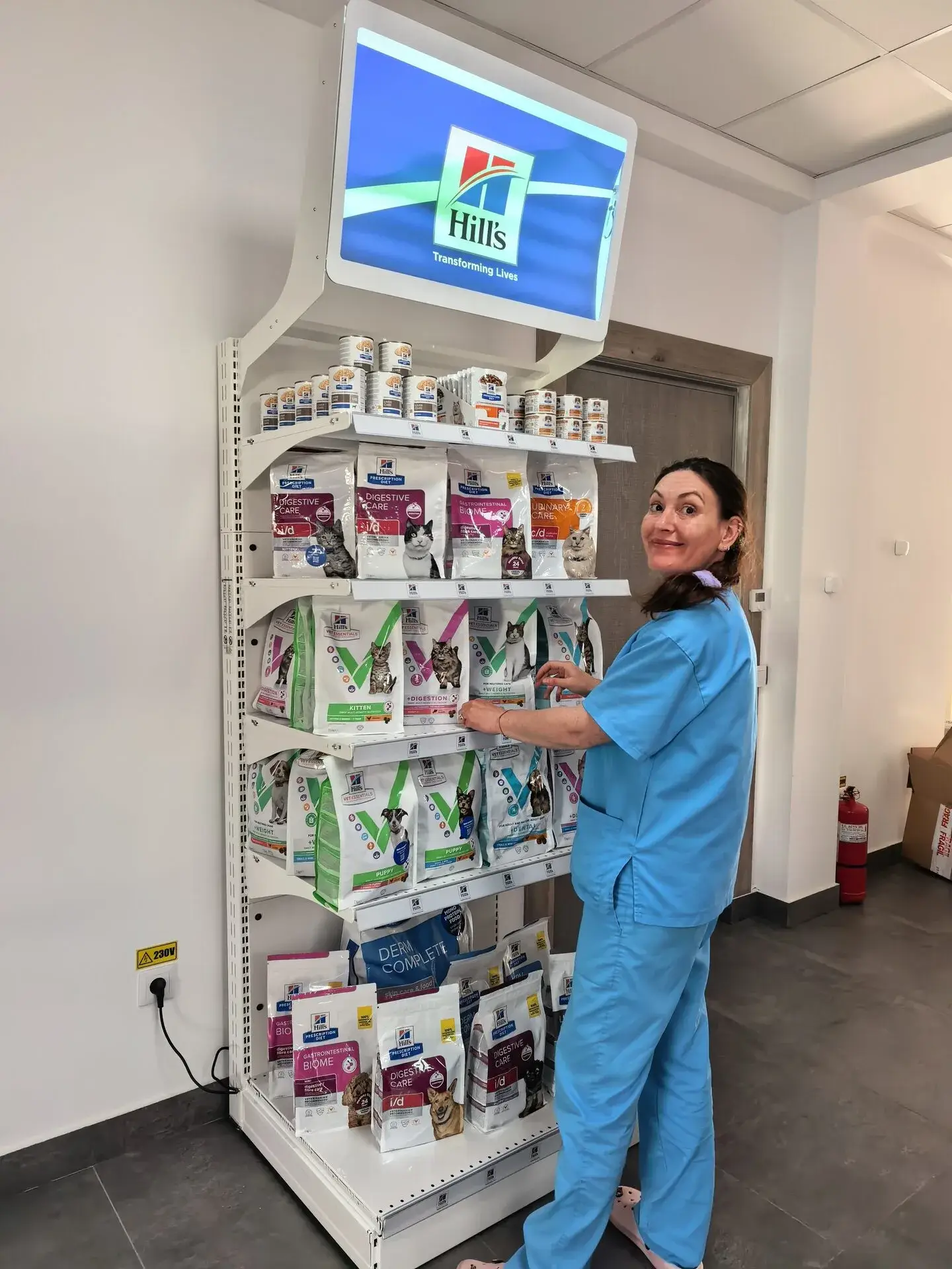 Dr. Claudia Lakatos lângă raftul cu hrană Hill's — LaVet Medical Sibiu