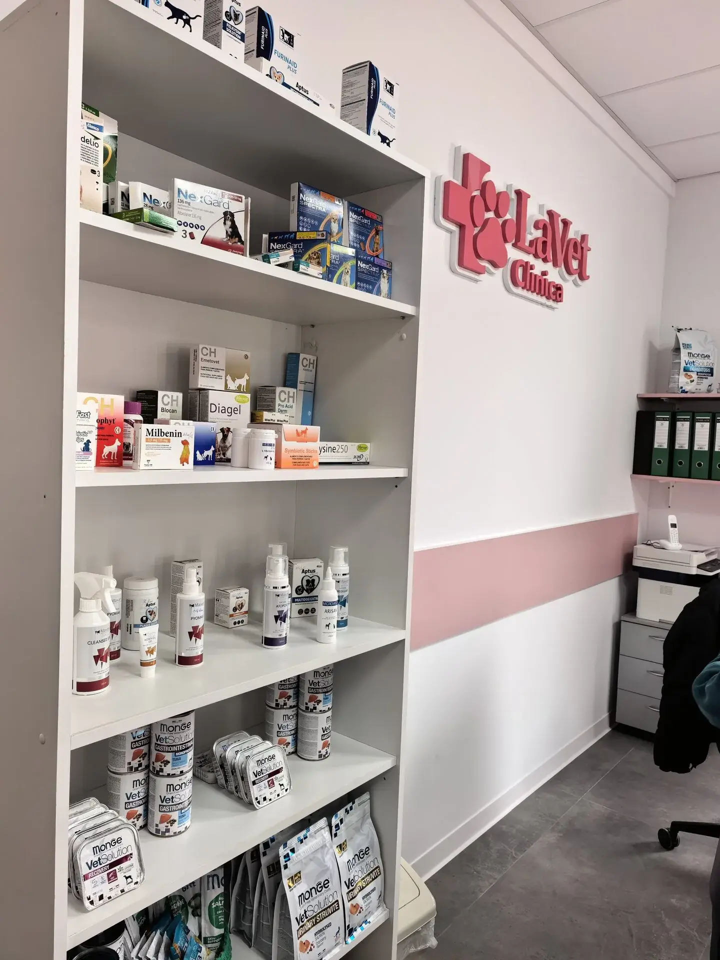 Raft cu produse veterinare Hill's și alte diete terapeutice la LaVet Medical Sibiu